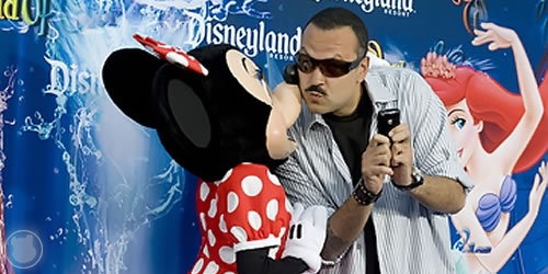 Pepe Aguilar se deja querer por Minnie y Mickey